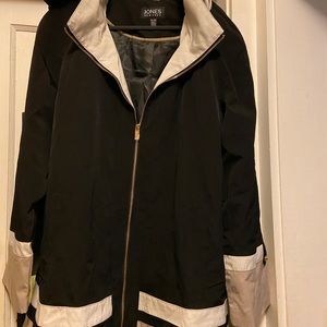 Jones New York raincoat/windbreaker with hood